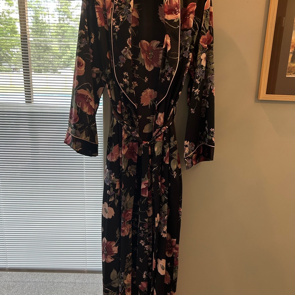 Jones New York Black Floral Silky Robe Nightgown